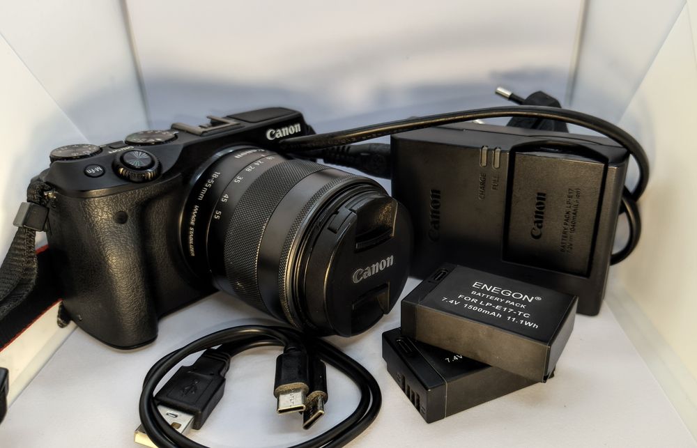 Máquina digital Canon EOS M3 + Extras