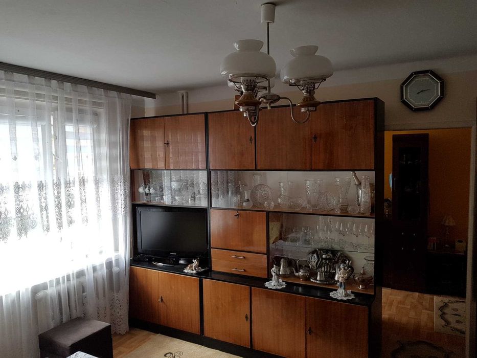 Idealne dla seniora lub rodziny w pełni wyposażone, 2-pokojowe mieszkanie o powierzchni 34 m², zlokalizowane na wygodnym parterze w Końskich.