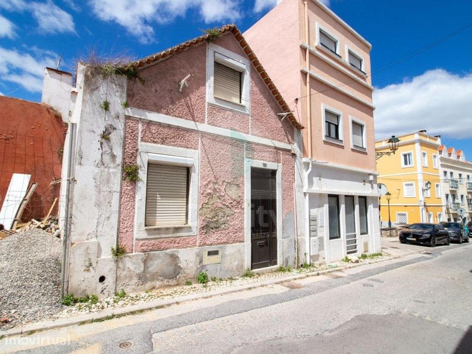 Moradia T2 Duplex Com Projecto, No Centro Do Barreiro