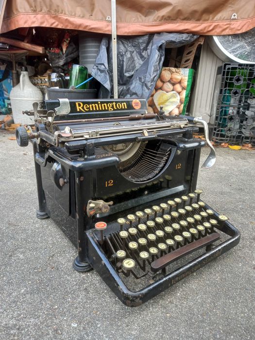 Máquina de escrever antiga Remington N12