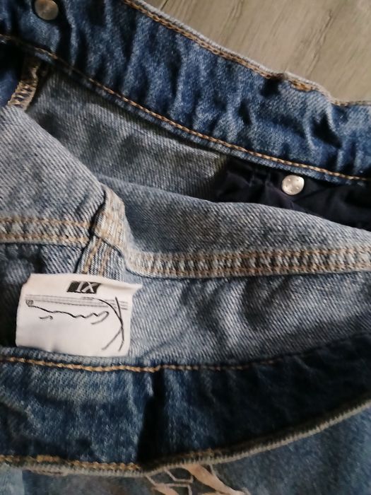 Jeansy firmowe karl kani z przetarciami