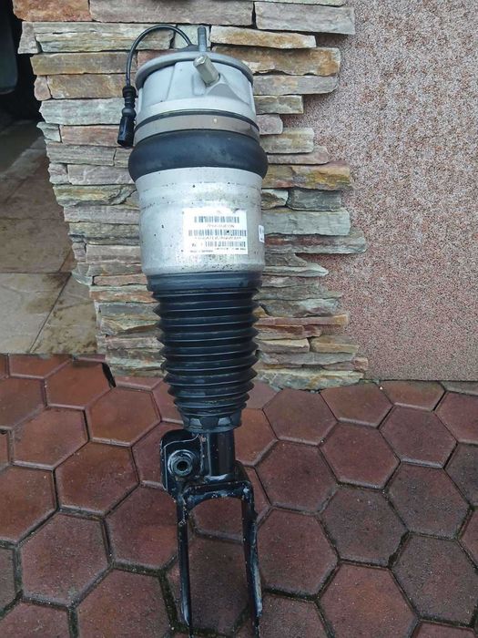 Пневмостойка передня ліва Audi Q7__Touareg NF 7p__Porche Cayenne - 2011-2018 рік. Оргінал. Хороший стан-робочий. 0961590481 Олег