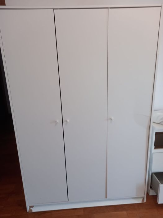 Cama solteiro/ casal + colchões + roupeiro