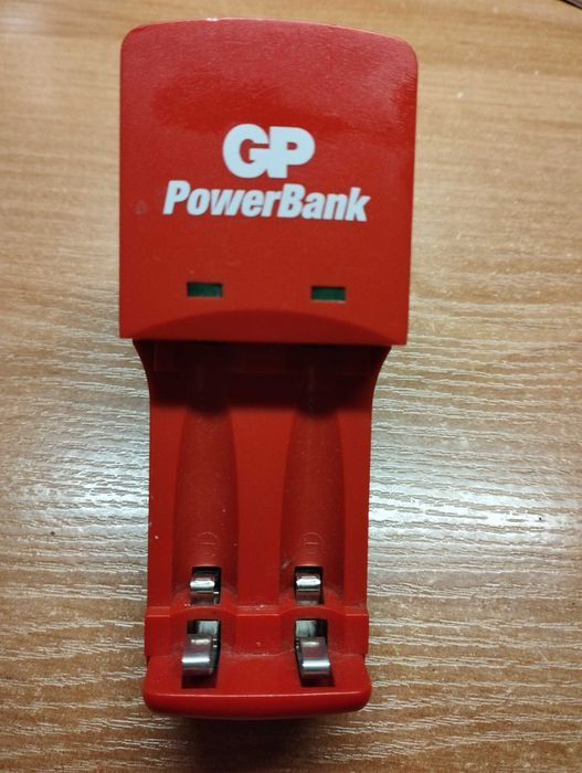 Ładowarka GP PowerBank Mini, model GPKB02GS AA/AAA