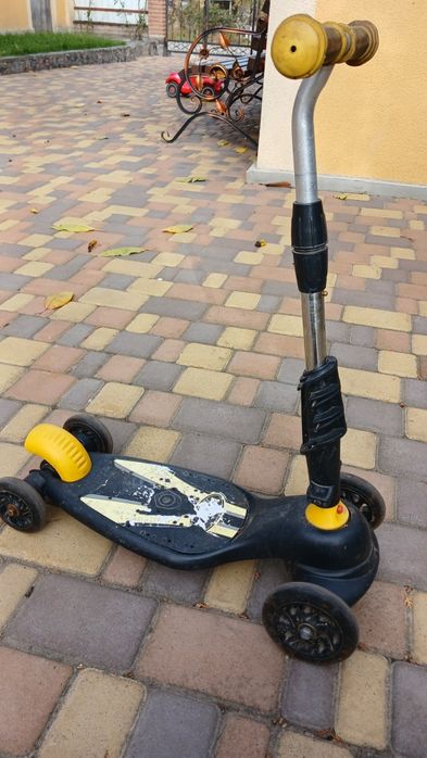 Чудовий  чотирьохколісний самокат
