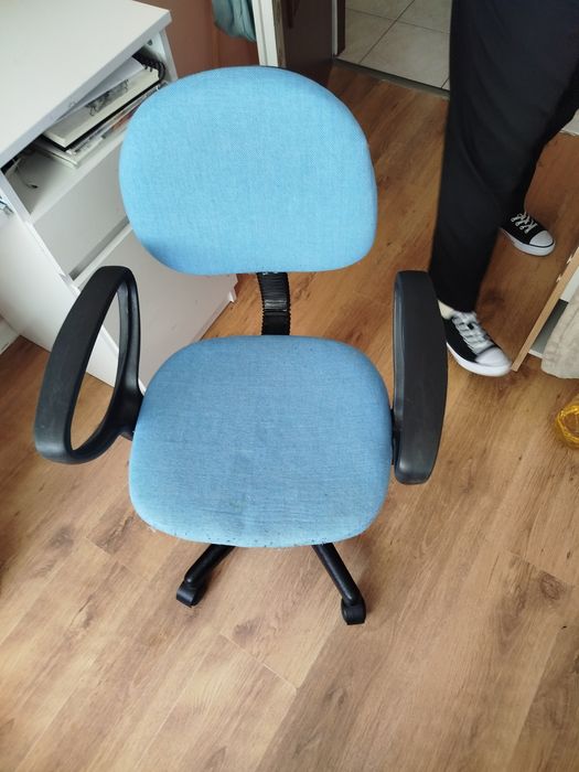 Dwa biurka i dwa krzesła obrotowe