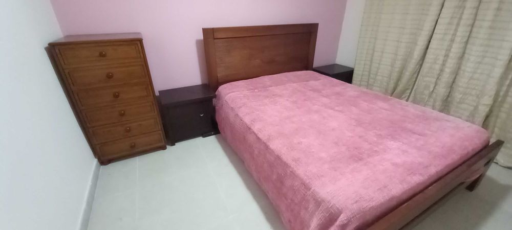 Arrenda-se casa mobilada ao ano.