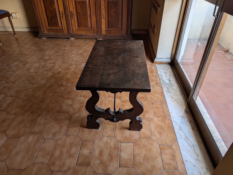 Mesa com um toque de história para a sua sala de estar