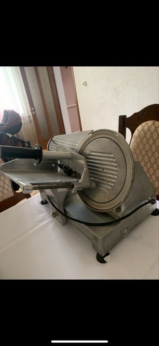 Продам кухонний слайсер у хорошому стані. Повністю справний, акуратний, готовий до використання. Деталі — у приватні повідомлення.