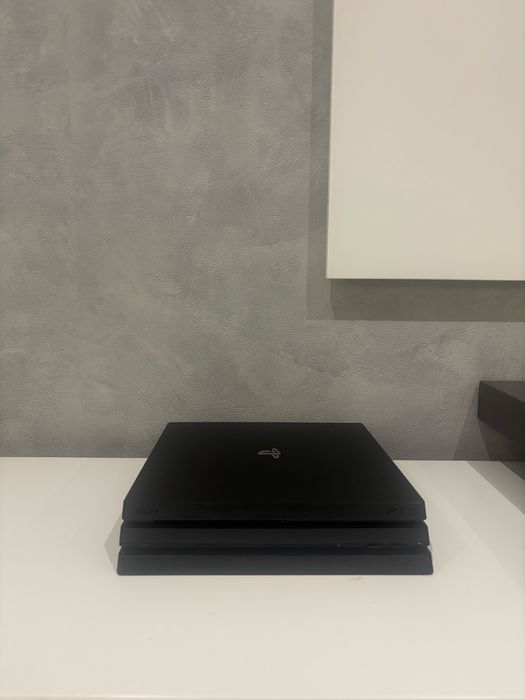 PS4 Pro 1TB + Comando + 4 Jogos – Excelente Estado