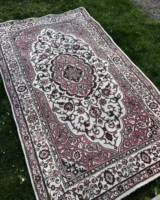 Продам килим на підлогу