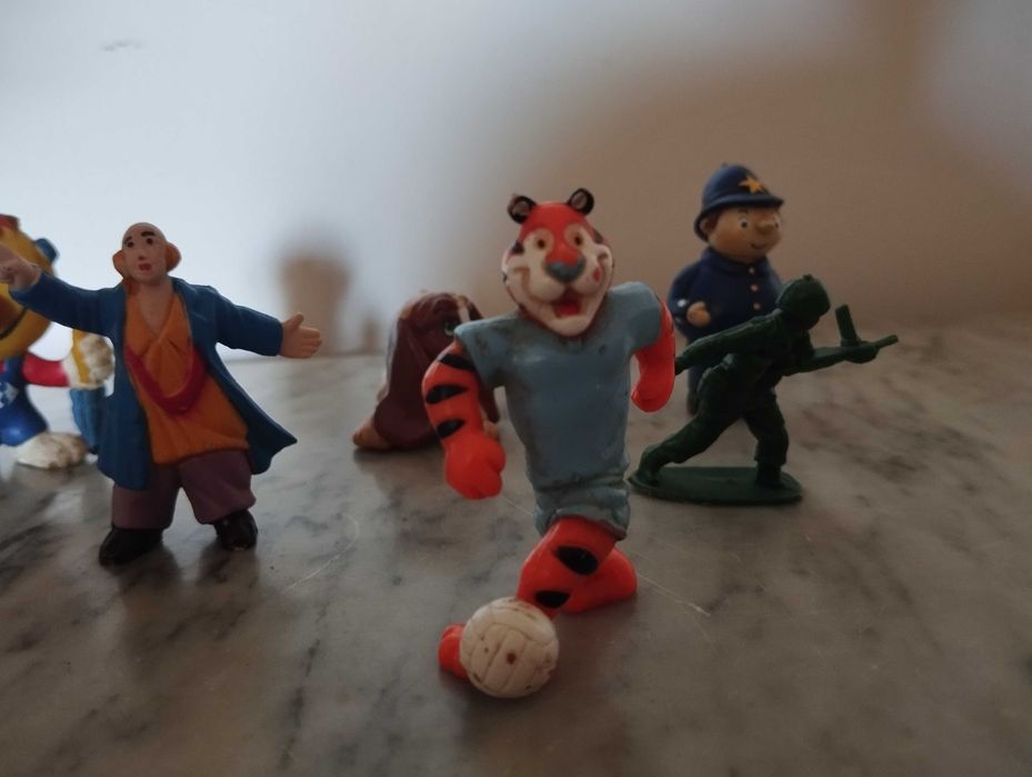 Lote de figuras colecionáveis.