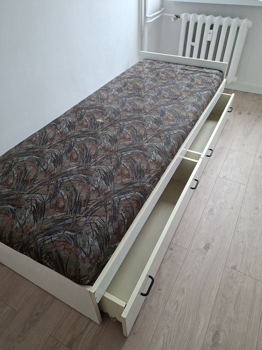 Łóżko z materacem i dwoma szufladmi