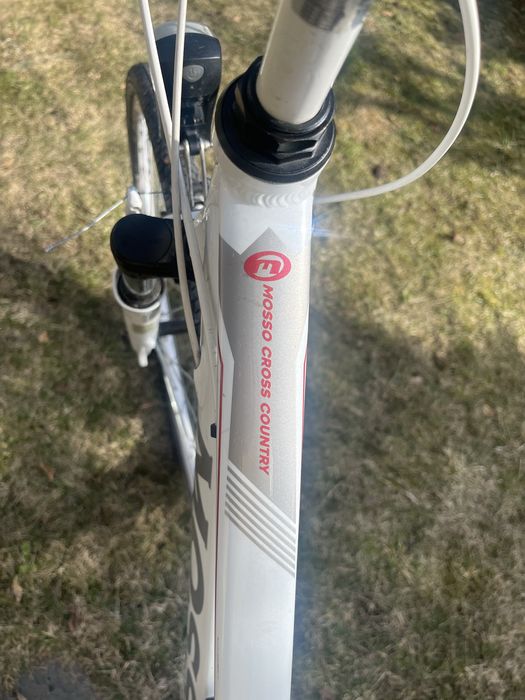 Rower trekingowy koloru białego