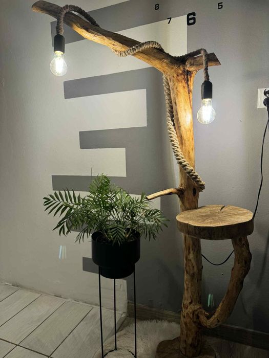 Lampa stojąca z drewna