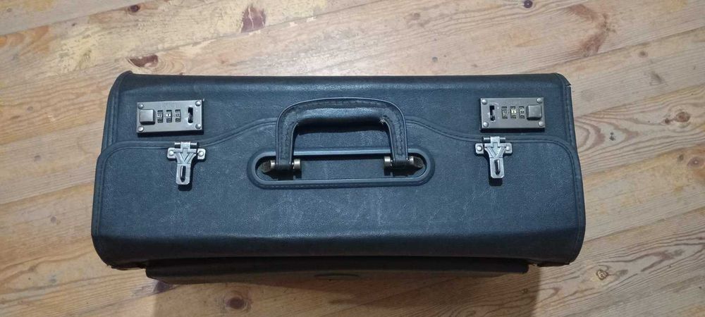 Чемодан для документов или денег