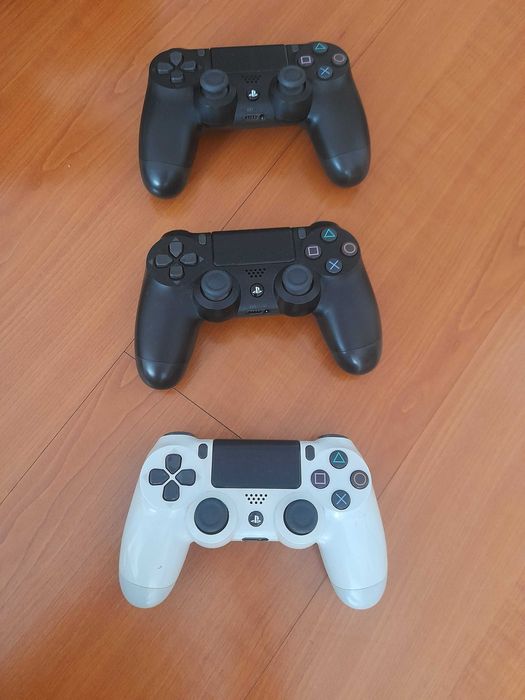 Playstation 4 com três comandos, três jogos, volante e pedais
