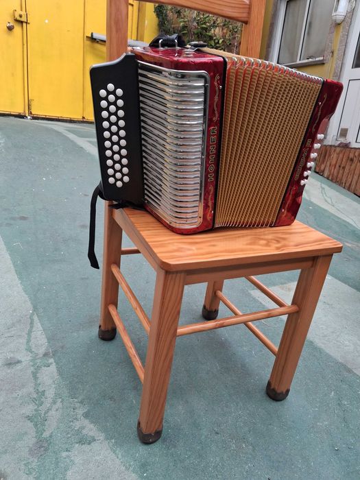 Vendo consertina hohner corona 3 em muito bom estado