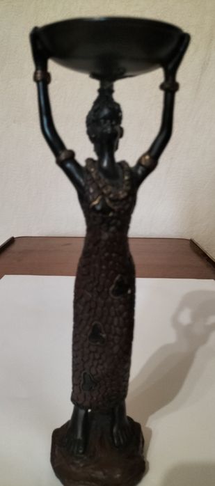 Статуетка - підсвічник дівчина з блюдом