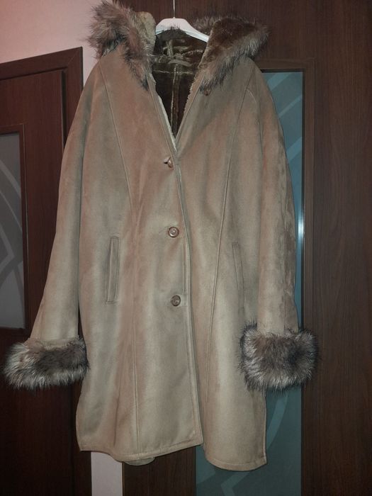Płaszcz damski z futrzanym kapturem 43-44 (XL)