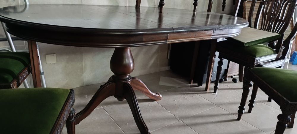 Mesa de sala com 8 cadeiras