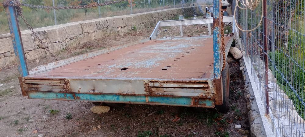 Vendo reboque agrícola matrículado  (tipo estrado pronto socorro) )