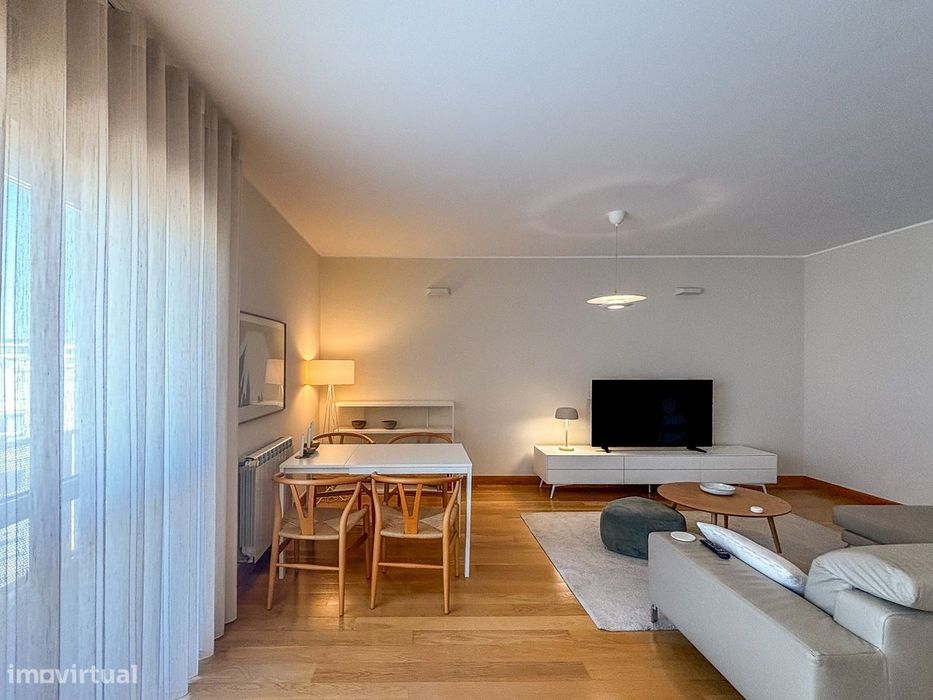 Apartamento T2 mobilado com garagem e elevador para arrendar no centro