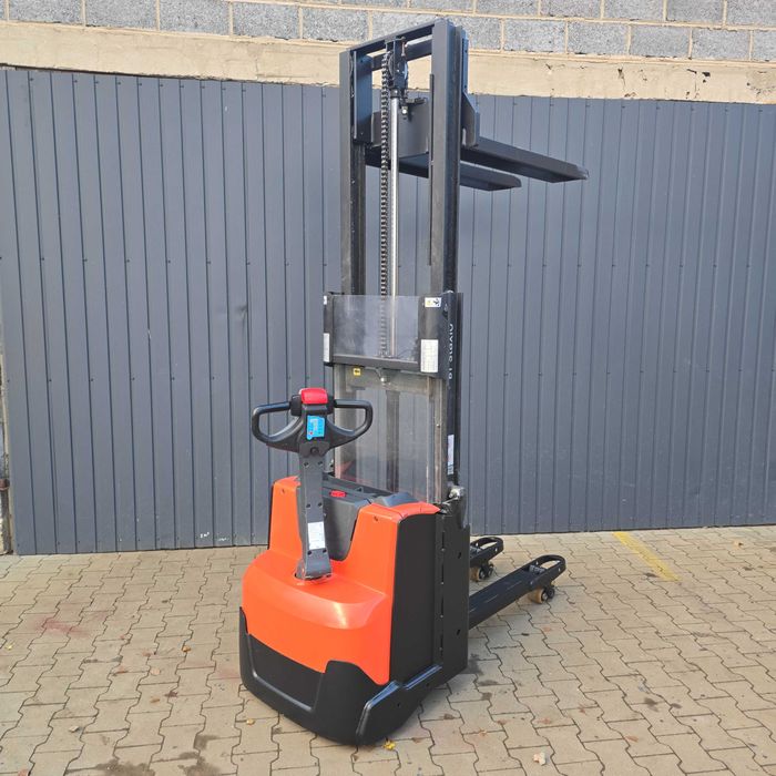 Paleciak elektryczny z niskim masztem Toyota Swe 200 unoszone ramiona