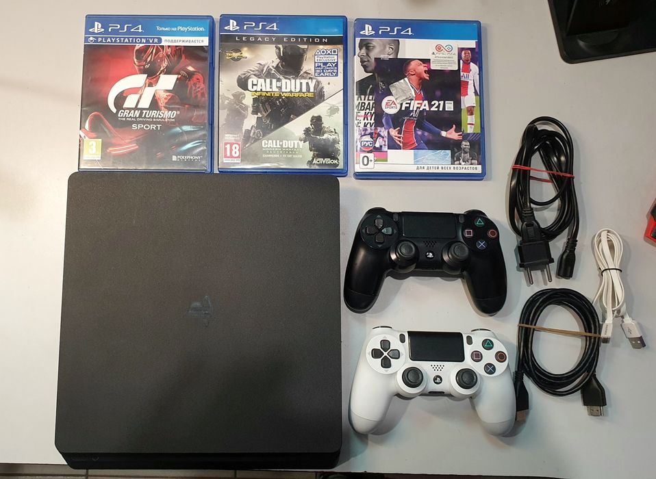 PlayStation 4 + 2 геймпади + 3 диски