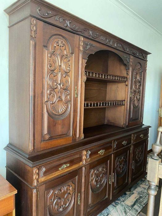 Mesa com cadeiras de sala e móvel de madeira