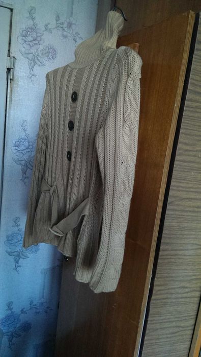 Красивый женский свитерок с ремешком