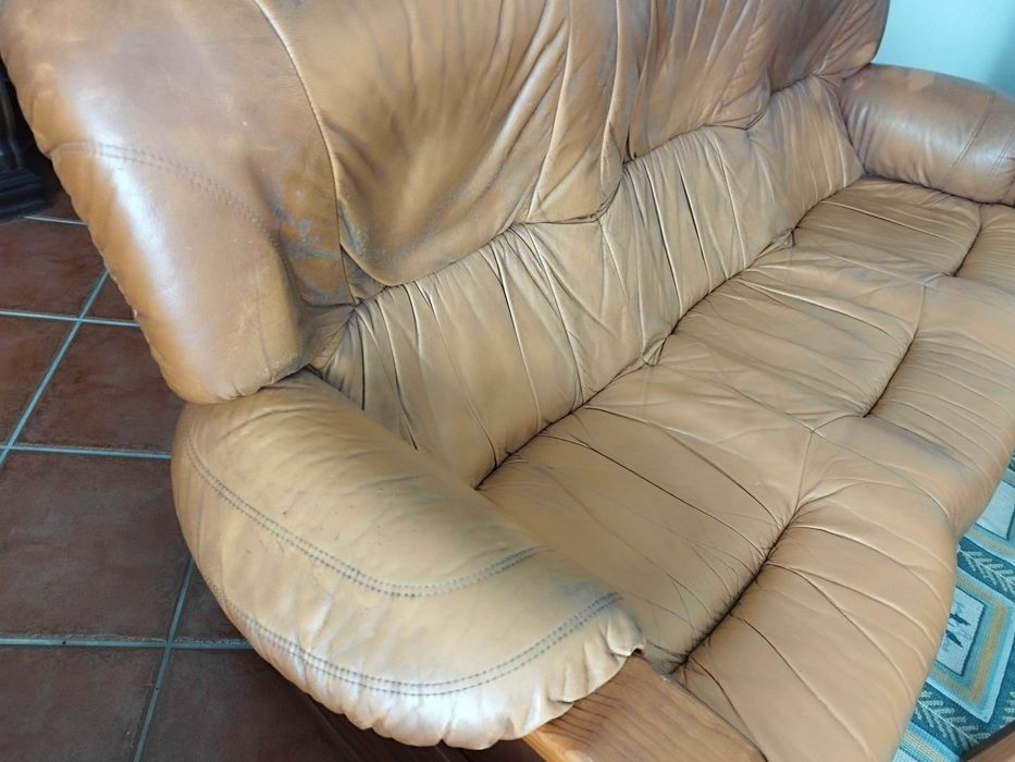 Três sofás em pele castanha