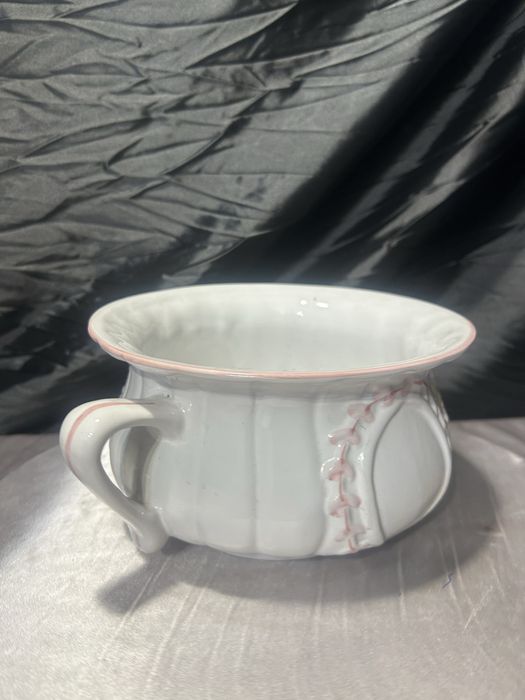 Ceramiczny kwietnik nocnik – dekoracja kwiatowa – styl klasyczny