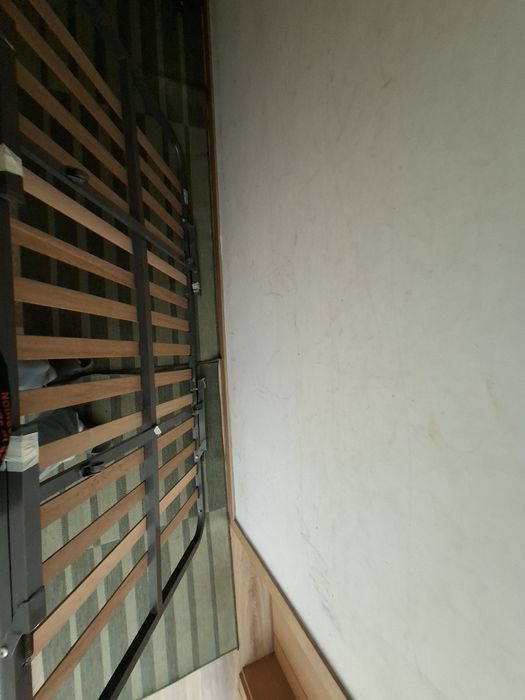 Cama solteiro com as pernas!
Estrado de cama com estrutura metálica e