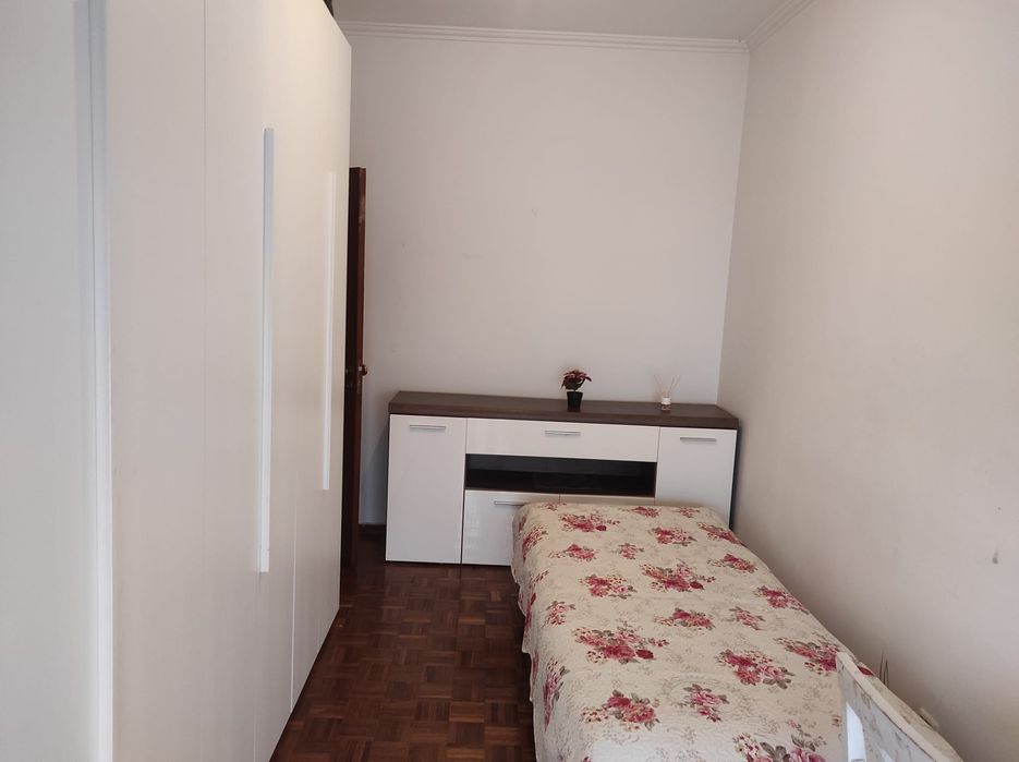 Arrendo quarto espaçoso com varanda
