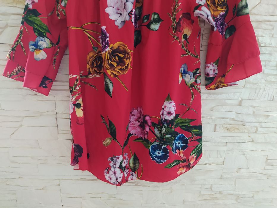 Czerwona bluzka w kwiaty 38