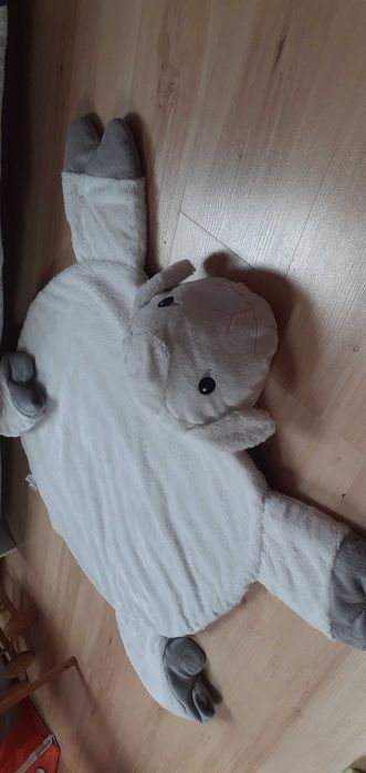 Dywanik lub okrycie Ikea, owieczka
