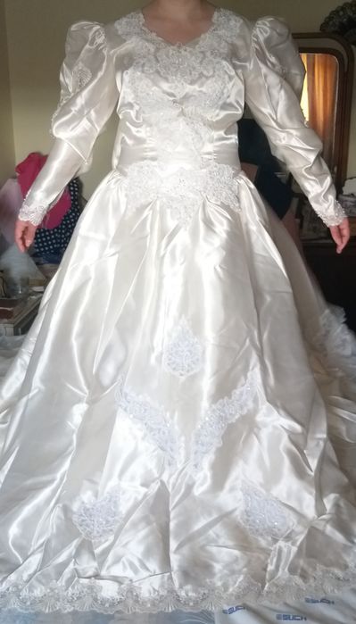 Vestido de noiva em cetim com perolas ,todo trabalhado como novo