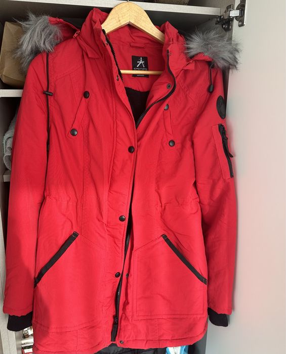 Parka vermelho com capuz