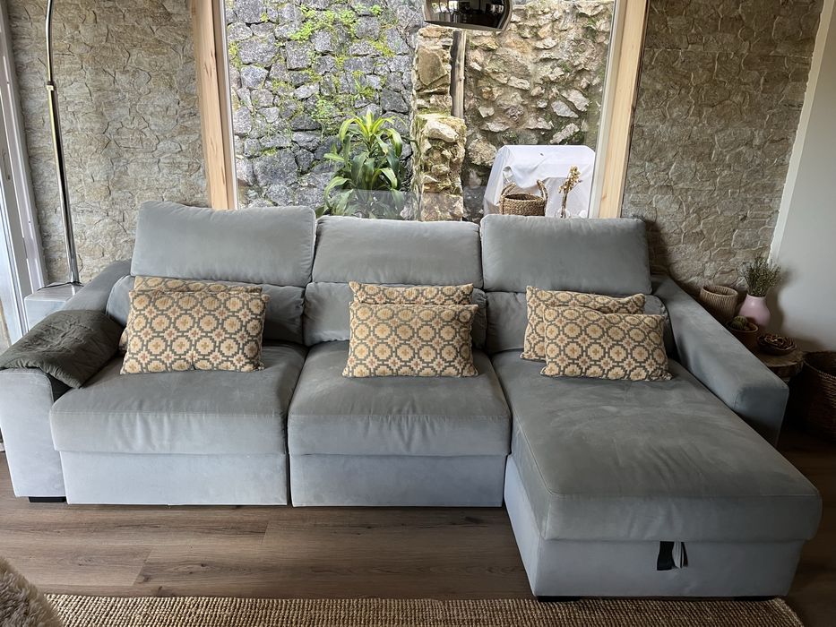 Sofá cama com chaise longue reversível e encosto reclinável