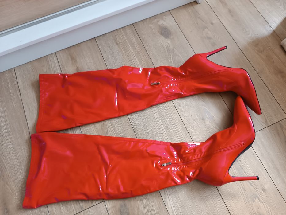 Czerwone lakierowane kozaki