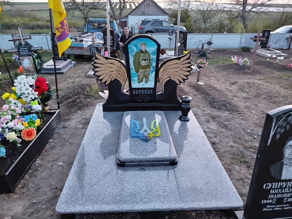 Пам'ятники Воєнним, ограды, комплексы .