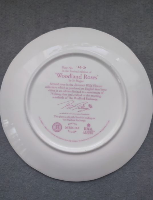Колекційна фарфорова тарілка Royal Albert Woodland Roses із серії "Britain's Wild Flowers"