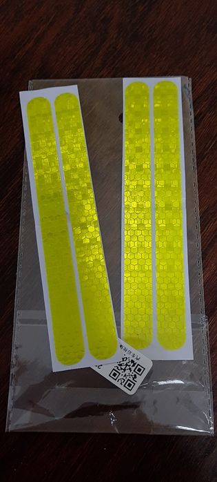 Продам наклейки светоотражающие.