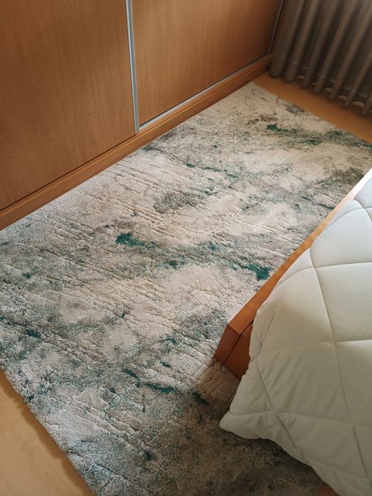 Vendo carpete em tons de branco e verde
