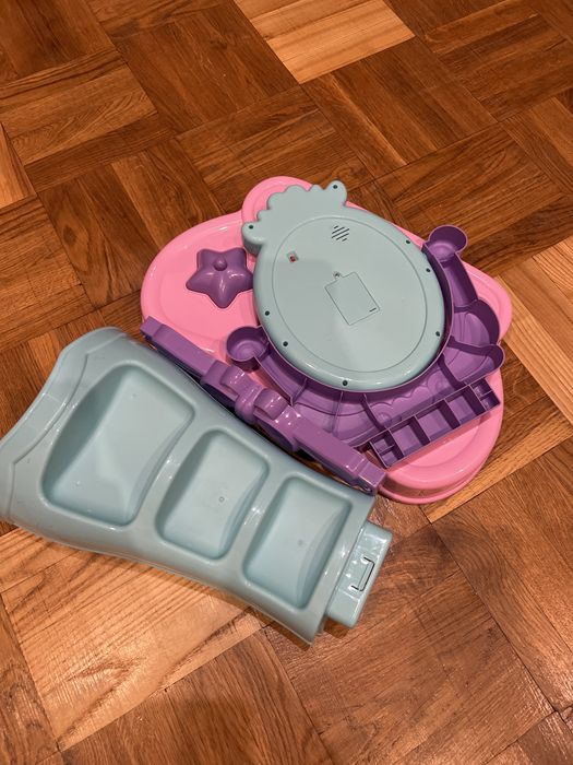 Дитячий столик / салон краси / перукарня