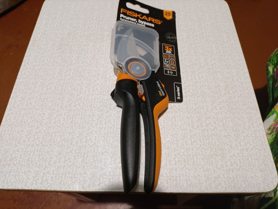 Секатор Fiskars площинний Xseries™ PowerGear M P921