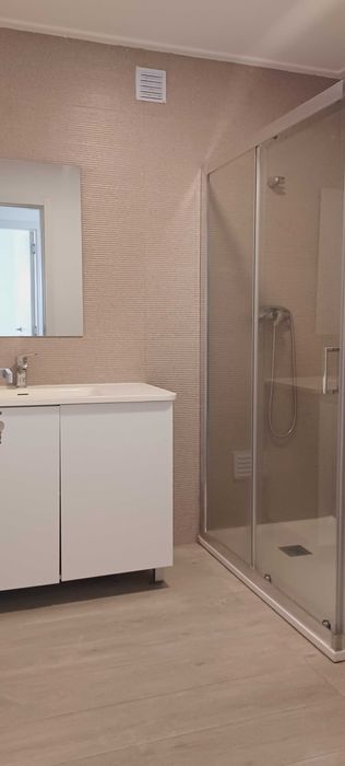 Arrendamento T3 duplex - cozinha semi-equipada, sem mobília, com logradouro e parqueamento - Alhos Vedros