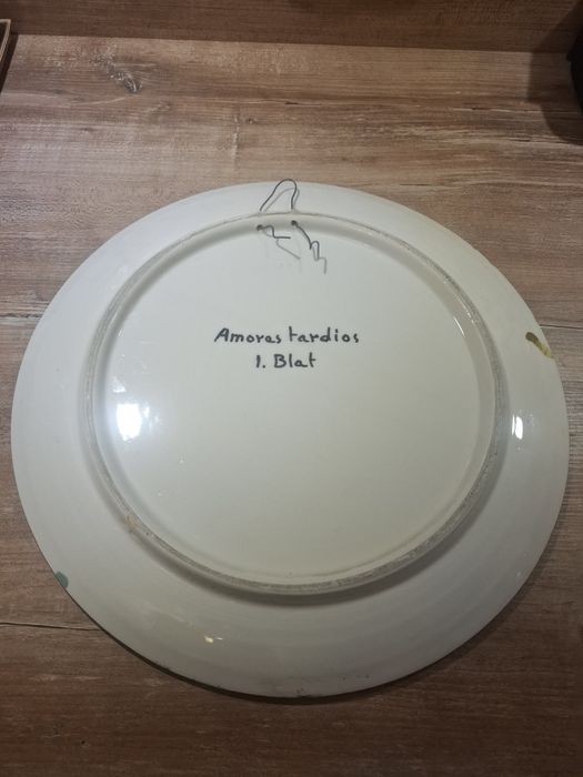 Talerz, plater malowany przez hiszpańskiego artystę Ismaela Blata.