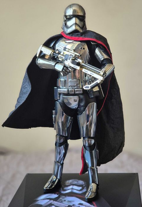 Hot Toys Captain Phasma Star Wars Force Awakens 1/6